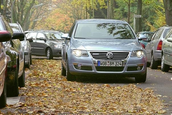 Autofahrer sollten im Herbst besonders aufmerksam sein. Foto: Auto-Reporter/Volkswagen